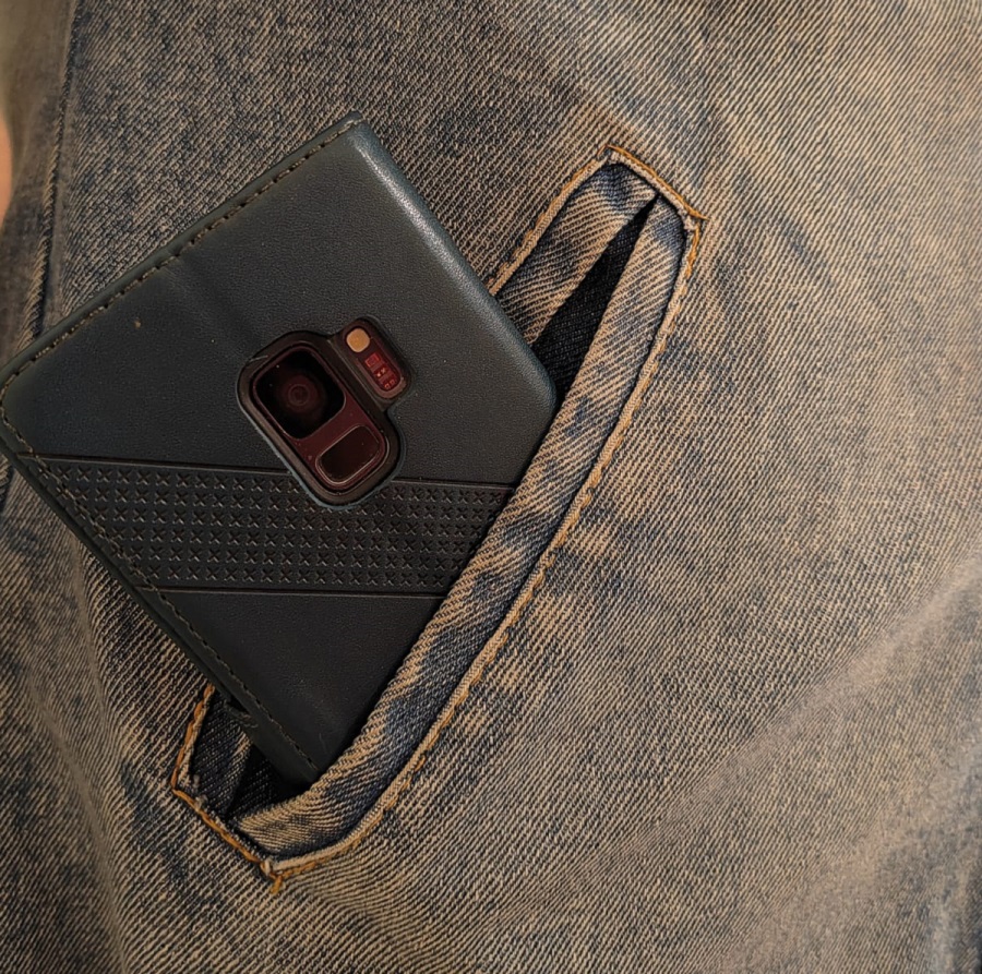 телефон в кармане