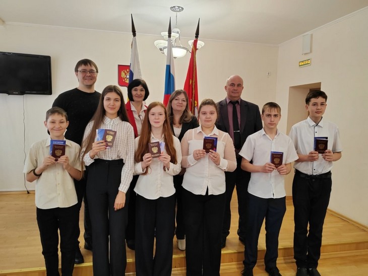 Самый первый документ В преддверии Дня воссоединения Крыма с Россией в администрации района шесть юных тарасовцев получили свои первые паспорта. Торжественное событие прошло в рамках Всероссийский акции «Движения Первых» «Мы - граждане России». Вручение главного документа провели глава администрации Тарасовского района Григорий Бадаев, руководитель МФЦ Юлия Пташкина и начальник сектора развития социальной сферы районной администрации Евгений Шабалин, председатель местного отделения «Движение Первых» Елена Зайцева. Первый свой паспорт получили Татьяна Евстафьева, Андрей Опарин, Анна Иващук, Павел Шишкалов, Тимур Зоренко, Милена Толстоноженко-Милованова. Активисты «Движения Первых» дали обещание хранить верность Российской Федерации и быть достойными гражданами великой страны.