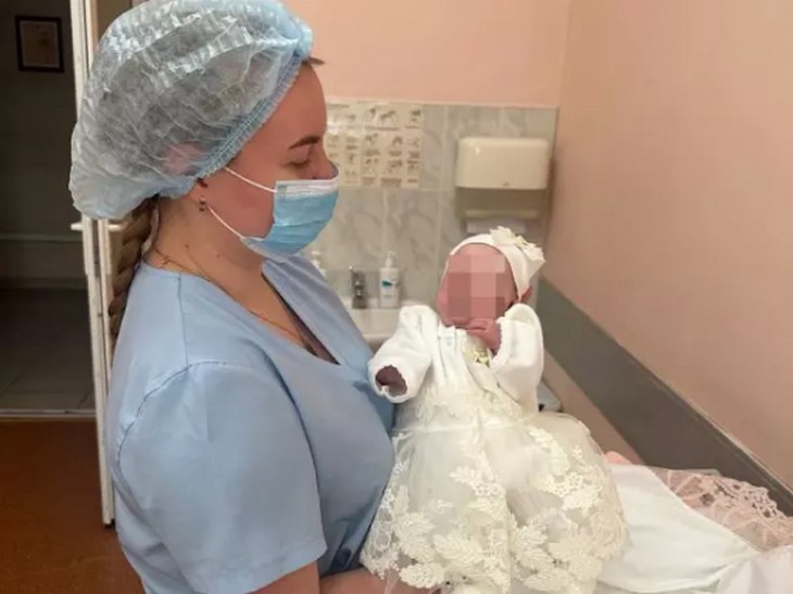 выходили новорожденную девочку,