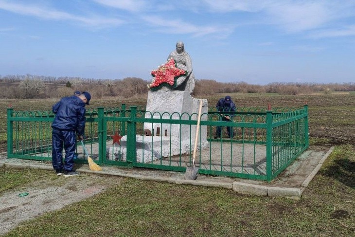 сотрудники пожарной службы и спасатели