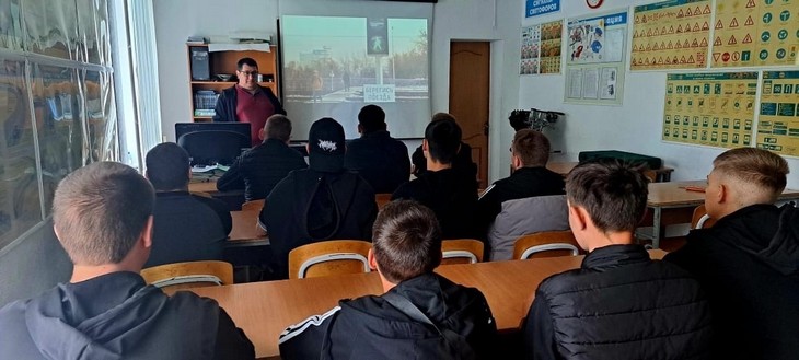 на железнодорожных путях.