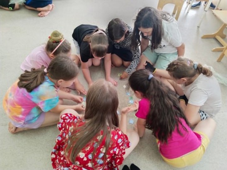 16 пришкольных лагерей