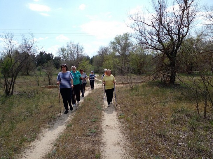 занимаются скандинавской ходьбой