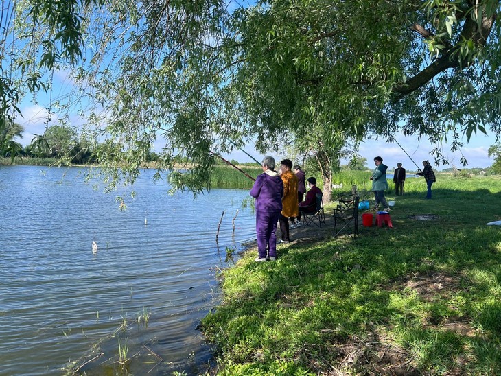 рыбалку на местном озере