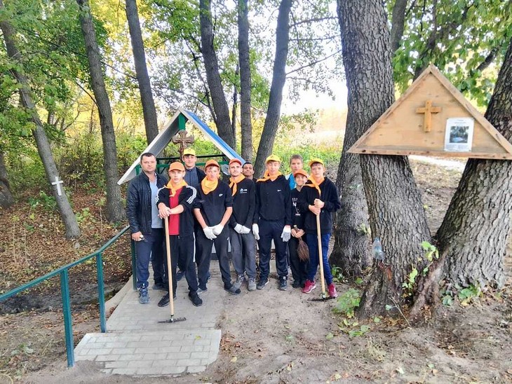 Ученики Колушкинской школы-интерната с воспитателями навели порядок на святом источнике