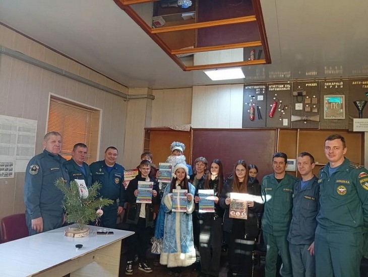 Школьники поздравили тарасовских огнеборцев с наступающими праздниками