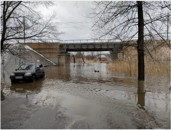 авто под мостом