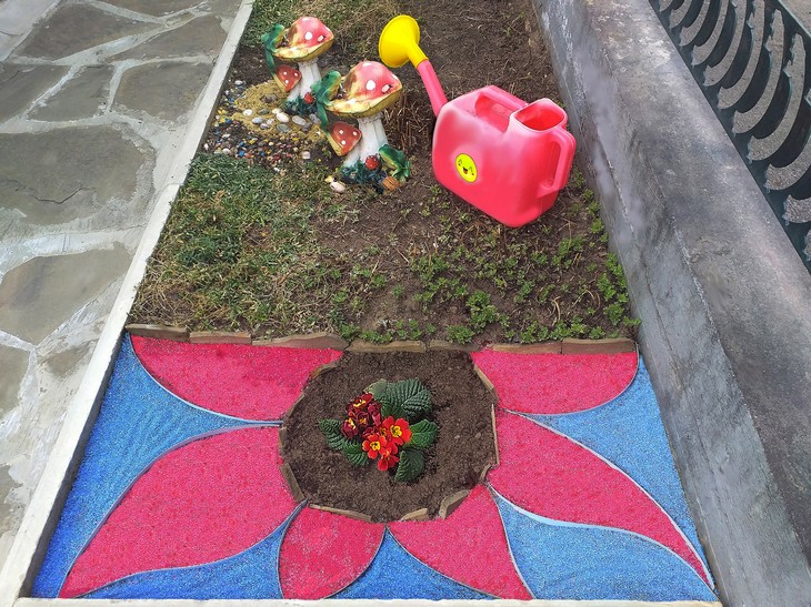 Клумба из цветного песка